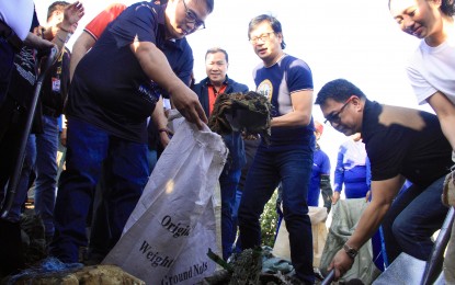 <p><strong>WAR AGAINST WASTE.</strong> Department of the Interior and Local Government Secretary Benjamin Abalos Jr. (center) leads the launch of the nationwide cleanup drive "Kalinga at Inisyatiba para sa Malinis na Bayan" program in Barangay 649, Port Area, Manila on Jan. 6, 2024. The DILG on Monday (May 13) said 34.4 million kilos of waste were collected January to April from 20,974 villages. <em>(PNA photo by Robert Oswald P. Alfiler)</em></p>