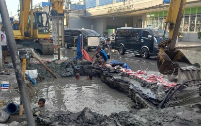 <p><strong>BUSTED LINE</strong>.  Personnel of the Dagupan City Water District try to stop the massive leak along M.H. Del Pilar Street in Dagupan City, Pangasinan on Wednesday (Jan. 10, 2024). A pipe was accidently hit by a jackhammer during a road construction. <em>(PNA photo by Liwayway Yparraguirre)</em></p>