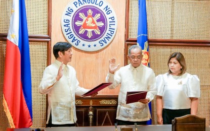 <p><strong>NEW SBMA CHAIR.</strong> President Ferdinand R. Marcos Jr. swears in businessman Eduardo Aliño on Friday as administrator of the Subic Bay Metropolitan Authority (SBMA) in a ceremony at Malacañan Palace in Manila on Friday (Jan. 12, 2023). He replaced Jonathan Tan (not in photo) who also took his oath as undersecretary of the Department of the Interior and Local Government on the same day. <em>(PCO photo)</em></p>