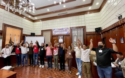 <p><strong>UNOPPOSED</strong>. The newly-elected officers of the Liga ng mga Barangay (LnB) in Ilocos Norte have been proclaimed after the elections held at the capitol’s session hall on Friday (Jan. 12, 2024). Ryan John Pascua (second from right) of Barangay Badio, Pinili town was declared president. <em>(Photo by Leilanie G. Adriano)</em></p>