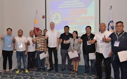 <p><strong>NEW LIGA OFFICERS.</strong> Negros Occidental Governor Eugenio Jose Lacson (center, in barong), with the new set of officers of the Provincial Liga ng mg Barangay led by president Richard Julius Sablan (6th from left). Lacson administered their oath of office following the election held at the Seda Hotel in Bacolod City on Friday (Jan. 12, 2024). (<em>Photo courtesy of PIO Negros Occidental</em>)</p>