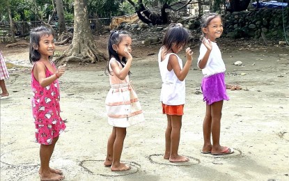 <p><strong>BAREFOOT</strong>. Children playing without slippers are very common like these kids in a town in Abra province. The Department of Health-Cordillera aims to serve deworming medicine to at least 85 percent of the more than 610,000 young people in the Cordillera aged 1 to 19 years old. <em>(PNA photo courtesy of Jamie Malingan)</em></p>