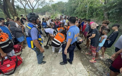 <p><strong>LAGUNA LANDSLIDE. </strong>Rescuers and local police attend to victims of a landslide in Barangay Calumpang, Liliw, Laguna on Thursday (Jan. 11, 2024). The PNP Area Police Command-Southern Luzon on Friday (Jan. 12) said one construction worker was killed while two others were injured in the incident.<em> (Photo courtesy of PNP Area Police Command-Southern Luzon)</em></p>