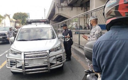 <p><strong>TICKETED.</strong> Traffic enforcers issue a ticket to an EDSA busway violator in this undated photo. The Department of Transportation on Thursday (May 9, 2024) ordered the Land Transportation Office to summon the driver of a white Philippine National Police van for evading enforcers at the EDSA busway on Wednesday. (<em>PNA file photo)</em></p>