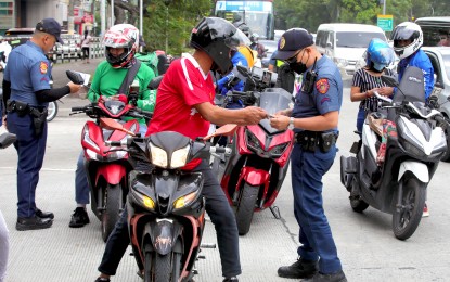 <p><strong>CHECKPOINT.</strong> Manila Police District personnel flag down motorcycle riders for random document inspection along Roxas Boulevard on Jan. 14, 2024. The Senate on Monday (July 29) approved a proposed measure, seeking to amend Republic Act 11235 or the Motorcycle Crime Prevention Act, otherwise known as the <em>Doble Plaka</em> (double plate number) Law. <em>(PNA photo by Avito Dalan)</em></p>