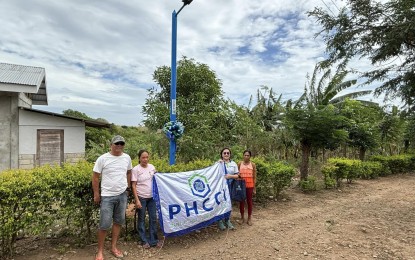 <p><strong>DONATION.</strong> Officials of the Perpetual Help Community Cooperative Inc. donate a lamp post in GK Village in Sitio Salngan, Bgy. Mayabon, Zamboanguita, on Monday (Jan. 16, 2024). The cooperative has donated some PHP 500,000 worth of solar lamp posts to depressed communities in Negros Oriental since 2022. <em>(PNA photo by Mary Judaline Flores Partlow)</em></p>