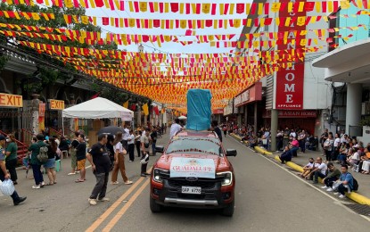 <p><strong>PRIZES</strong>. Representatives of the Basilica Minore del Sto. Niño, the police, military, and local government units on Wednesday conducted a dry run for the Traslacion of the miraculous image of the Holy Child Jesus scheduled on Friday (Jan. 19, 2024). Meanwhile, Mayor Michael Rama on Wednesday (Jan. 17) said grand prize winners of the Sinulog ritual showdown on Sunday will receive PHP3 million cash prize. <em>(Photo courtesy of Basilica Minore del Sto. Niño de Cebu)</em></p>