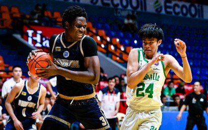 <p><strong>DOMINANCE</strong>. National University Nazareth School center Collins Akowe (left) protects the ball against De La Salle Zobel's Waki Espina during the UAAP Season 86 high school boys’ basketball tournament at the Filoil EcoOil Centre on Wednesday (Jan, 17, 2024). Akowe sizzled with 20 points and 20 rebounds as the Bullpups won, 70-61, to book a semifinal berth.<strong><em> (UAAP photo)</em></strong></p>
