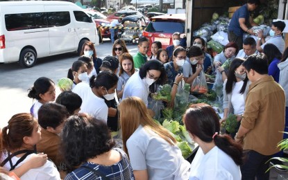 <p><strong>AFFORDABLE VEGGIES</strong>. Bulakenyos crowd the Kadiwa stalls in front of the Bulacan Capitol gymnasium in the City of Malolos on Wednesday (Jan. 17, 2024). A total of 2,500 kilograms of assorted vegetables were sold by Cordillera farmers to the consumers at low prices. <em>(Photo courtesy of Provincial Public Affairs Office)</em></p>