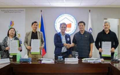 <p><strong>NEW HOUSING PROJECT</strong>. Housing Secretary Jose Rizalino Acuzar (center) with (from left) Western Visayas Regional Director Eva Marfil, Undersecretary Emmanuel Pineda, Bacolod City Mayor Alfredo Benitez and Councilor Vladimir Gonzalez, after the signing of the memorandum of agreement for the development of the Yuhum Residences-Banago housing project at the Department of Human Settlements and Urban Development central office in Quezon City on Thursday (Jan. 18. 2024). It is the second housing project in Bacolod after the ongoing Yuhum Residences-Barangay Vista Alegre under the Pambansang Pabahay Para sa Pilipino Program. (<em>Photo courtesy of Bacolod City-PIO</em>)</p>