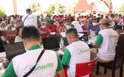 <p><strong>REGISTRATION.</strong> Philippine Health Insurance Corporation personnel assist clients in registering for the Konsulta Package in the Bicol region in this undated photo. Konsulta outpatient health services and medicines are available for free for all members, regardless of economic status. <em>(Photo courtesy of PhilHealth-Bicol)</em></p>