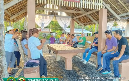 <p><strong>ZERO OPEN DEFECATION.</strong> Department of Health (DOH) personnel meet with community officials in San Roque, Northern Samar as part of zero open defecation regional evaluation. The Northern Samar provincial government has extended PHP400,000 in cash incentives to two towns in the province for attaining zero open defecation status. <em>(Photo courtesy of DOH Region 8)</em></p>