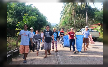 <p><strong>CLEAN-UP DRIVE.</strong> Community volunteers of the Department of Social Welfare and Development’s Kapit-Bisig Laban sa Kahirapan-Comprehensive and Integrated Delivery of Social Services Program from various areas in Mimaropa Region participate in a community clean-up drive in support of the Department of the Interior and Local Government’s Kalinga at Inisyatiba para sa Malinis na Bayan Program in this undated photo. The two government programs aim to advance environmental responsibility and sustainable practices across local communities in the Philippines. <em>(Photo courtesy of DSWD)</em></p>