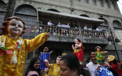 <p><strong>VIVA, STO. NIÑO!</strong> Catholic faithful have their Santo Niño images blessed in front of the Santo Niño de Tondo Parish in Tondo, Manila on Jan. 21, 2024. The feast of the child Jesus Christ is celebrated every third Sunday of January. <em>(PNA photo by Avito Dalan)</em></p>