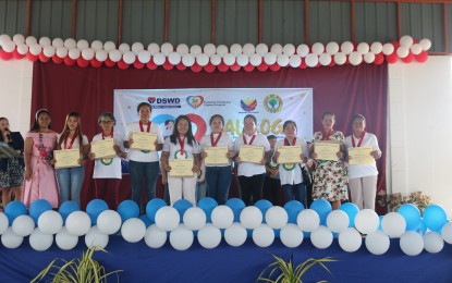 <p><strong>OUT OF POVERTY</strong>. Some of the over 4,000 household beneficiaries in Central Visayas hold their certificates as they graduate from the Pantawid Pamilyang Pilipino Program (4Ps). DSWD-7 regional director Shalaine Marie Lucero on Wednesday (Jan. 24, 2024) said the 4,156 families are now out of poverty because of 4Ps. <em>(Photo courtesy of DSWD-7)</em></p>