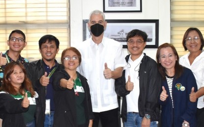 <p><strong>STRENGTHENED COLLABORATION</strong>. Negros Occidental Governor Eugenio Jose Lacson (center) with Dina Genzola (left), officer in charge of the Office of the Provincial Agriculturist, and Department of Agriculture 6 (Western Visayas) Director Dennis Arpia (6th from left), during the courtesy visit of the DA-6 personnel at the Provincial Capitol in Bacolod City on Tuesday (Jan. 23, 2024). Arpia said they intend to further strengthen their positioning in Negros Occidental. (<em>Photo courtesy of PIO Negros Occidental</em>)</p>