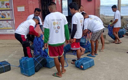 <p><strong>ALTERNATIVE.</strong> Fishermen in Daram, Samar, prepare for the installation of long lines for mussel culture. The initiative is an alternative livelihood meant to address overfishing within the marine protected area. (<em>Photo courtesy of Project Azul)</em></p>