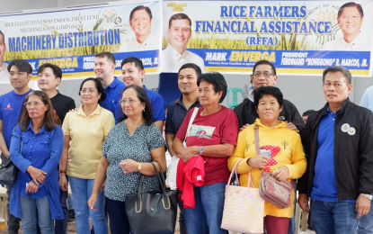 DA distributes P5-K cash aid to Quezon farmers