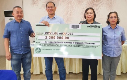 <p><strong>GOOD LOCAL GOVERNANCE.</strong> Marikina City Mayor Marcelino Teodoro (2nd from left) receives the ceremonial check of PHP2.3 million Seal of Good Local Governance (SGLG) incentive from DILG-NCR director Maria Lourdes Agustin (2nd from right) at the Marikina City Hall on Monday (Jan. 29, 2024). The SGLG, enacted through Republic Act 11292, is an institutionalized award, incentive, honor, and recognition-based program that encourages local governments to commit to continual advancement and improvement in several governance areas. <em>(Photo courtesy of Marikina PIO)</em></p>