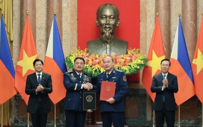 <p><strong>MARITIME COOPERATION.</strong> President Ferdinand R. Marcos Jr. (left) and Vietnamese President Vo Van Thuong (right) witness the signing of a memorandum of understanding between their countries’ coast guards by Philippine Coast Guard (PCG) chief, Adm. Ronnie Gil Gavan and Vietnam Coast Guard (VCG) Commander, Maj. Gen. Le Quang Dao, (center, left and right, respectively), in Vietnam's capital Hanoi on Tuesday (Jan. 30, 2024). The MOU aims to enhance strategic partnership and cooperation between the PCG and VCG through the establishment of a hotline. <em>(Photo courtesy of PCG)</em></p>