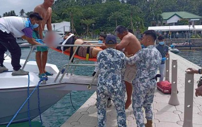 <p><strong>MISHAP.</strong> Philippine Coast Guard (PCG) personnel with an injured passenger after the collision between passenger ferry Ocean Jet 6 and water taxi Hop & Go 1 in waters near Verde Island in Batangas City on Wednesday (Jan. 31, 2024). The captain and a crew member died plus two passengers were injured aboard the Hop & Go 1 during the incident. <em>(Photo courtesy of PCG)</em></p>