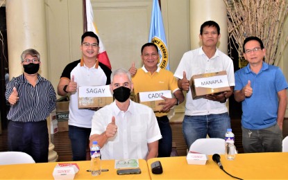 <p><strong>AID FOR ANIMAL RAISERS</strong>. Negros Occidental Governor Eugenio Jose Lacson (seated) and provincial veterinarian, Dr. Placeda Lemana (standing, leftmost), turn over veterinary drugs to representatives of local government units from the province’s second district during the livestock consultative conference held at the Capitol Social Hall in Bacolod City on Tuesday (Jan. 30, 2023). In preparation for the effects of El Niño to animals, the provincial government provided supplies of vitamins, electrolytes and antibiotics. <em>(Photo courtesy of PIO Negros Occidental)</em></p>