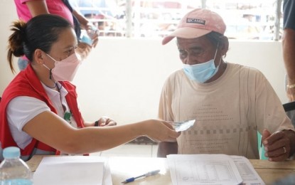 <p><strong>SOCIAL PENSION</strong>. A social welfare staff hands in a cash stipend to an elderly from Cebu. DSWD-Central Visayas regional director Shalaine Marie Lucero said on Wednesday (Jan. 31, 2024) that about 300,000 indigent senior citizens have benefitted from the PHP1.8 billion worth of monthly stipend distributed to them under the social pension program of the national government. <em>(Photo courtesy of DSWD-7)</em></p>