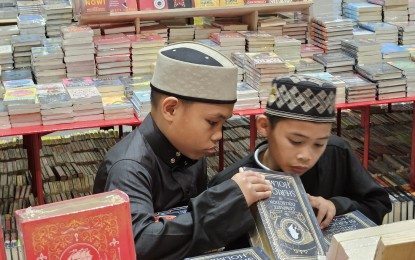Malaysian gov't, firm donate books to Marawi schoolchildren