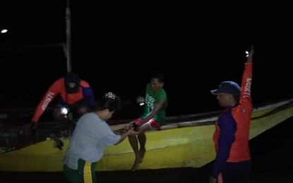 <p><strong>RESCUED.</strong> Philippine Coast Guard search and rescue team brings two fishers back to safety on Thursday (Feb. 1, 2024) after a whale shark hit their boat. Their fishing boat was eventually towed.<em> (Photo courtesy of PCG)</em></p>