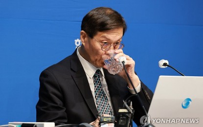 <p>Bank of Korea (BOK) Gov. Rhee Chang-yong drinks water during a press conference at the BOK headquarters in central Seoul. <em>(Yonhap)</em></p>