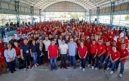 <p><strong>END TO HUNGER.</strong> President Ferdinand R. Marcos Jr. is joined by Department of Agriculture (DA) Secretary Francisco Tiu Laurel Jr., Assistant Secretary Arnel De Mesa, Pampanga Rep. Anna York Bondoc and other local officials during the ceremonial palay harvesting and distribution of various assistance in Candaba, Pampanga on Saturday (Feb. 3, 2024). Handed over were hauling trucks, seeds, and financial assistance, among others, to more than 12,000 farmers and 10 farmers’ cooperatives and associations. <em>(Photo courtesy of the Presidential News Desk)</em></p>
