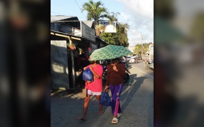 <p><strong>INTENSE HEAT.</strong> Residents of Sibalom, Antique use umbrella as protection against the intense heat. Irene Duldoco, Antique Integrated Provincial Health Office information officer, said in an interview on Monday (Feb. 5, 2024) that they are recommending an increase in daily water intake of up to 12 glasses from eight to 10 glasses for replenishment because of the intense heat of the sun due to the El Niño phenomenon. (<em>PNA photo by Annabel Consuelo J. Petinglay</em>)</p>