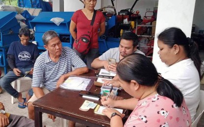 <p><strong>FERTILIZER DISCOUNT.</strong> Legazpi City farmers receive fertilizer discount vouchers from the government in this undated photo. Some 1,625 farmers in the city have received government assistance through the Department of Agriculture. <em>(Photo by Emmanuel Solis)</em></p>