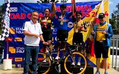 <p><strong>WINNERS.</strong> Avegail Rombaon (center) Team Philippine Navy-Standard Insurance rules the women’s road race elite title of the PhilCycling National Championships for Road 2024 in Cavite and Batangas on Thursday (Feb. 8, 2024). From left are Philippine Olympic Committee and PhilCycling president Abraham “Bambol” Tolentino, second placer Jermyn Prado, third finisher Maura de los Reyes and Standard Insurance Group chairman Ernesto “Judes” Echauz. <em>(PhilCycling photo)</em></p>