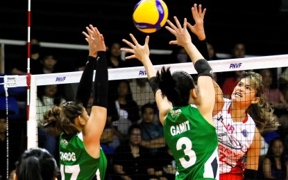 <p><strong>POWER HIT.</strong> Chery Tiggo’s Ponggay Gaston scores off a spike against College of Saint Benilde’s Jessa Dorog (left) and Michelle Gamit during the bronze medal match of the PNVF Champions League at Rizal Memorial Coliseum in Manila on Saturday (Feb. 10, 2024). The Cherry Tiggo Crossovers won, 25-20, 25-13, 25-13. <em>(PNVF photo)</em></p>