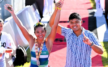 <p><strong>FIRST.</strong> Women’s division winner Kim Mangrobang gets her medal from Camarines Sur Gov. Luigi Villafuerte during the 5150 Triathlon on Sunday (Feb. 11, 2024). She ruled the 1.5-km swim, 40-km bike and 10-km run race in 2 hours, 22 minutes and 35 seconds. <em>(Contributed photo)</em></p>