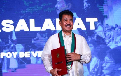 <p><strong>GAWAD OBLATION</strong>. Commission on Higher Education Chairperson J. Prospero de Vera III receives the Gawad Oblation medal from the University of the Philippines at the CHED auditorium in Diliman, Quezon City on Monday (Feb. 12, 2024). UP recognized de Vera's contributions both for the university and the higher education landscape of the country. <em>(PNA photo by Joan Bondoc)</em></p>