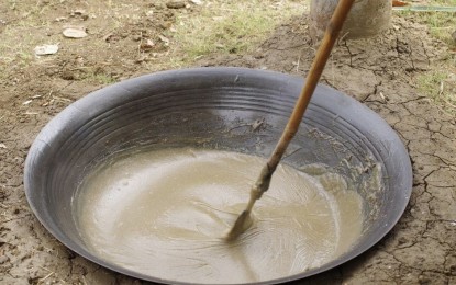 <p><strong>AGE-OLD TRADITION</strong>. The Ilocano rice cake called dudol as shown in this undated photo. Dudol-making forms part of the Guling-Guling Festival of Paoay, Ilocos Norte, which is celebrated before Ash Wednesday. <em>(File photo by Alaric Yanos)</em></p>