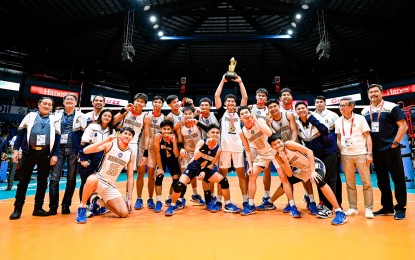 <p><strong>CHAMPION TEAM</strong>. Members of the National University Nazareth School win the UAAP Season 86 high school boys’ volleyball title after beating University of the East, 20-25, 25-16, 27-25, 25-21, in Game 3 of the Finals at the FilOil EcoOil Centre on Monday (Feb. 12, 2024). Jeffe Gallego Jr. was named Finals MVP. <em>(UAAP photo)</em></p>