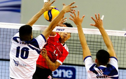 <p><strong>DOMINANT</strong>. Cignal HD opposite hitter Madz Gampong (in red jersey) goes against Philippine Navy skipper Greg Dolor (No.16) and middle blocker Peter Quiel during the preliminary round of the Philippine National Volleyball Federation (PNVF) Champions League at the Rizal Memorial Coliseum on Tuesday (Feb. 13, 2024.) The HD Spikers won the match in three straight sets for their second win.<em> (PNVF photo)</em></p>