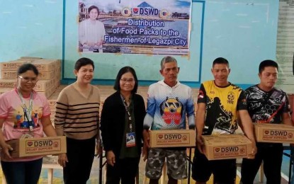 1.8K Legazpi fishers affected by 'amihan' receive gov’t aid
