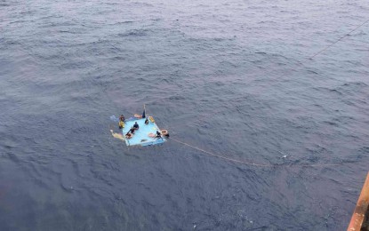 PH Navy gunboat aids rescue of fisherfolk from capsized boat off Sulu
