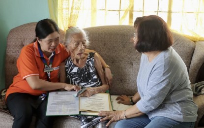 Batac City distributes cash incentives to centenarians