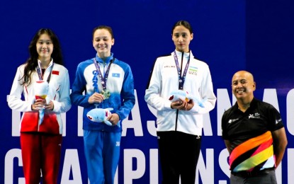 <p><strong>ARTISTIC SWIMMING</strong>. Gold medalist Dayana Jamanchalova of Kazakhstan (center) with silver medalist Ya Dai of China (left) and bronze medalist Sabina Makhmudova of Uzbekistan during the awarding ceremony of the artistic swimming mix free solo 13-15 years old category in the 11th Asian Age Group Championships at the New Clark City Aquatic Center in Capas, Tarlac on March 4, 2024. Also in photo is Local Organizing Committee president and chief executive officer Joseph “Jojit” Alcazar. <em>(AAGC photo)</em></p>