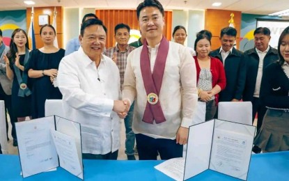 <p><strong>SISTER CITIES</strong>. Iloilo City Mayor Jerry Treñas (left) and Dobong-gu Mayor Oh Eon-Seok shake hands after signing a memorandum of understanding for the sisterhood city at the city hall penthouse on Tuesday (March 5, 2024). The understanding will pave the way for significant future exchanges between the two cities.<em> (Photo courtesy of Arnold Almacen/City Mayor’s Office)</em></p>
