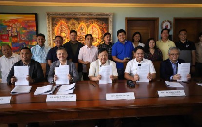 <p><strong>WASTE MANAGEMENT.</strong> The Iloilo City government and Metro Pacific Water Investments Corp. (MPWIC) forge an agreement for the establishment of an Integrated Solid Waste Management Facility on March 1, 2024. Signatories to the agreement were (seated from left) Metro Pacific Iloilo Water chief operating officer Rob Cabiles, MPWIC president and chief executive officer Andrew Pangilinan, Iloilo City Mayor Jerry P. Treñas, MetPower Venture Partners Holdings, Inc. (MVPHI) president and chief executive officer Jose Maria Madara, and executive assistant of the city government Francis Cruz.<em> (Photo courtesy of Arnold Almacen/City Mayor’s Office)</em></p>