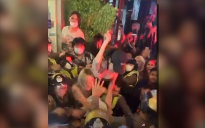 <p><strong>BRAWL IN BANGKOK.</strong> A screen grab of the brawl between Filipino and Thai transgender groups in Bangkok on March 4, 2024. Four Filipinos were hurt, including a bystander. <em>(Screenshot from X/Aditya Mandagie)</em></p>