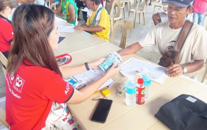 Shear line-affected families in CamNorte get cash aid from DSWD