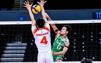 <p><strong>VOLLEY ACTION</strong>. University of the East's Xjhann Camaymayan (No. 4) blocks De La Salle University's Vince Gerard Maglinao (No. 17) during the UAAP Season 86 men’s volleyball tournament at the SM Mall of Asia Arena in Pasay City on March 6, 2024. The Green Spikers won, 25-14, 25-20, 31-29. <em>(UAAP photo)</em></p>