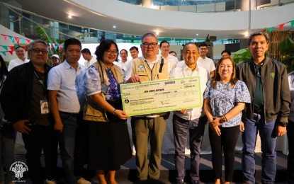 <p><strong>PERMANENT KADIWA STORE</strong>. The Department of Agriculture Secretary Francisco Tiu Laurel Jr. leads the turnover of a symbolic check for the PHP5-million permanent Kadiwa store in Limay, Bataan on Thursday (March 7, 2024). Around 3,826 members of 28 farmers' cooperatives and associations are expected to benefit from the project.<em> (Photo courtesy of Department of Agriculture)</em></p>